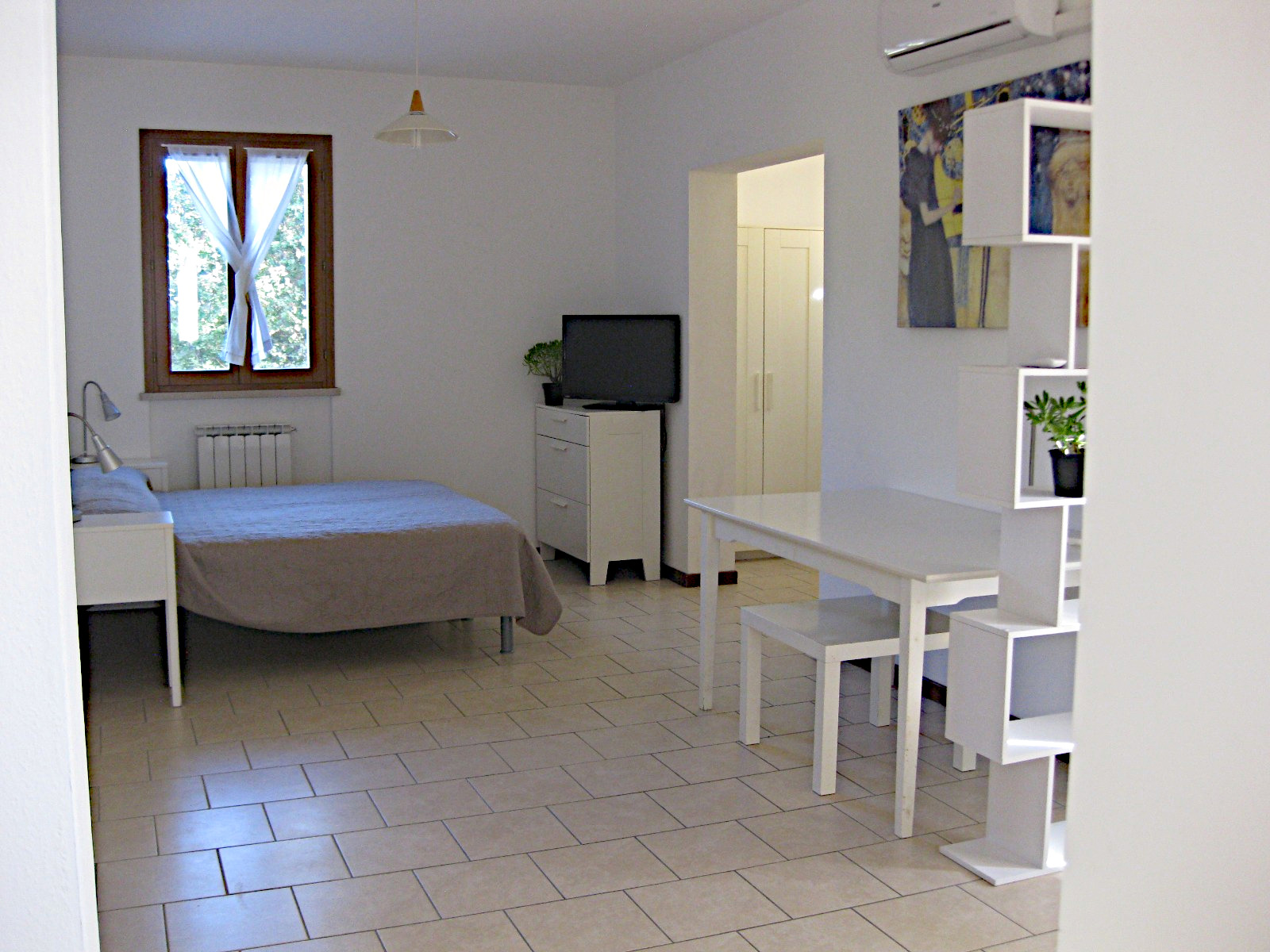 Camera moderna con bagno privato